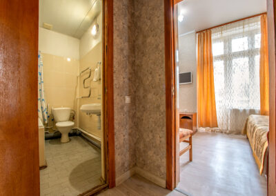 Номер «Эконом» 2 местный 1 категории в корпусе №1 санатория «им.Горького» в г. Кисловодске - фотография