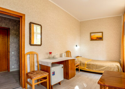 Номер «Эконом» 2 местный 1 категории в корпусе №1 санатория «им.Горького» в г. Кисловодске - фотография