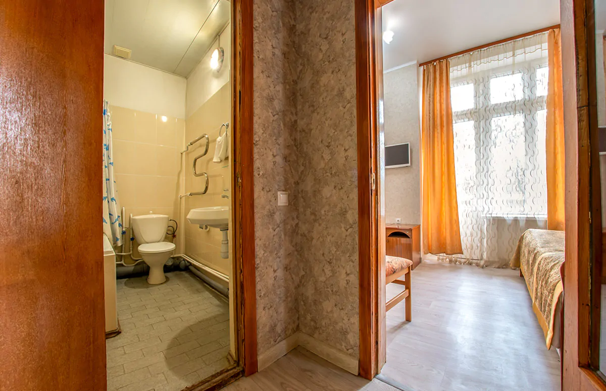 Номер «Эконом» 2 местный 1 категории в корпусе №1 санатория «им.Горького» в г. Кисловодске - фотография