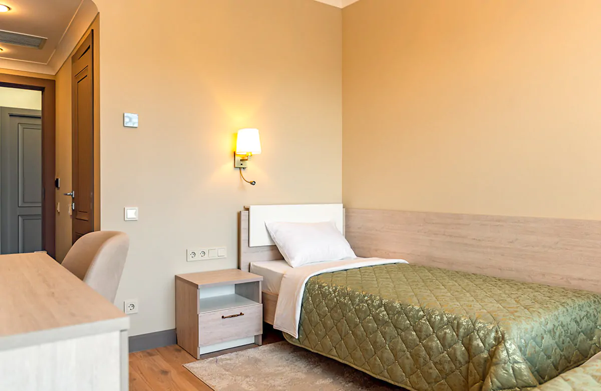 Номер «Стандарт» 2 местный 1 категории в корпусе №2 санатория «им.Горького» в г. Кисловодске - фотография