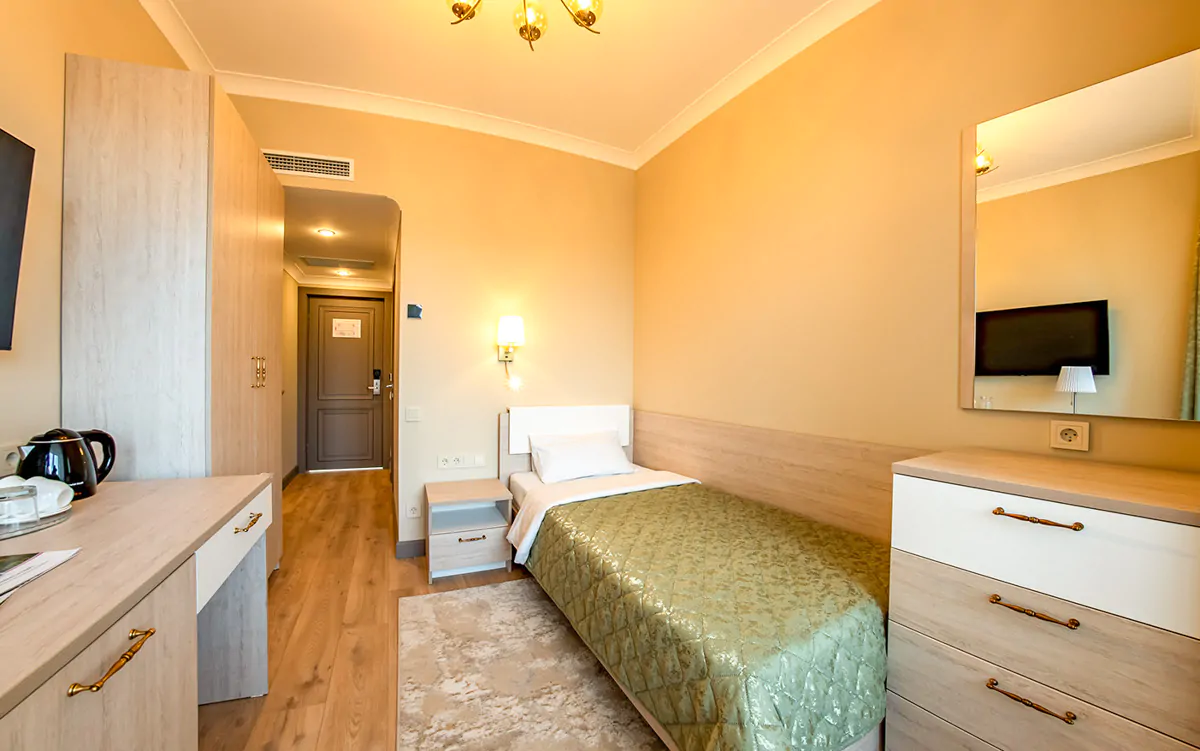 Номер «Стандарт» 1 местный 1 категории в корпусе №2 санатория «им.Горького» в г. Кисловодске - фотография