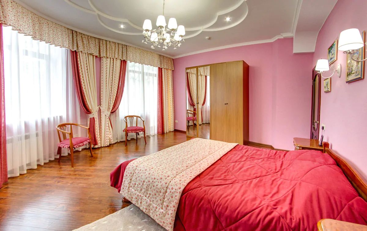 Номер «Сюит» в корпусе №1 санатория «им.Горького» в г. Кисловодске - фотография