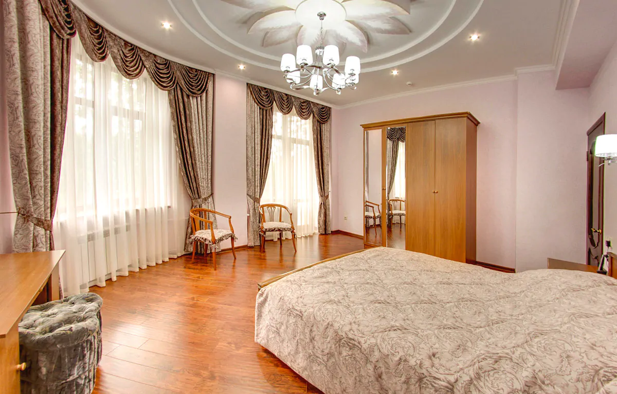 Номер «Сюит» в корпусе №1 санатория «им.Горького» в г. Кисловодске - фотография